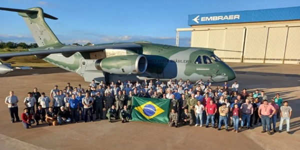 البرازيل | شركة امبراير تسلم طائرة النقل العسكرية السادسة من طراز C-390 الألفية للقوات الجوية البرازيلية.
