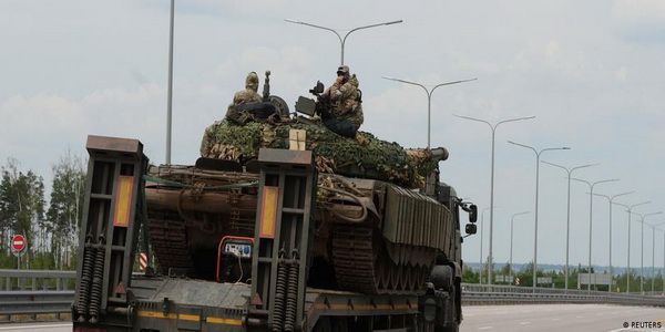 روسيا | بيلاروسيا تدخل على خط التهدئة ورئيس فاغنر يأمر قواته بالرجوع إلى معسكراتها. 