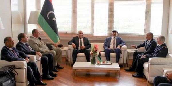 ليبيا | اللجنة العسكرية الليبية المشتركة 5+5 تجتمع في باريس بحضور رئيسي الأركان الفريق محمد الحداد الفريق عبد الرازق الناظوري.