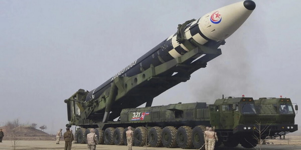 كوريا الشمالية | بيونغ يانغ تطلق صاروخين بعد وصول غواصة أميركية سواحل كوريا.