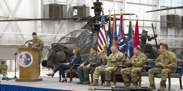 الولايات المتحدة | شركة بوينغ تنتج مروحيات هجومية جديدة من طراز أباتشي AH-64E.