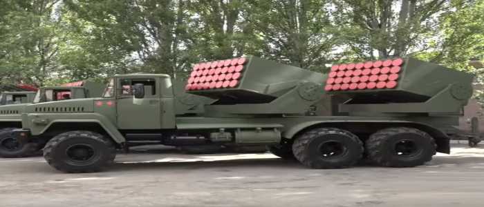 الإنفصاليون الأوكرانيون يكشفون النقاب عن أنظمة إطلاق الصواريخ المتعددة "تشابيوريشكا – Cheburashka" الجديدة.
