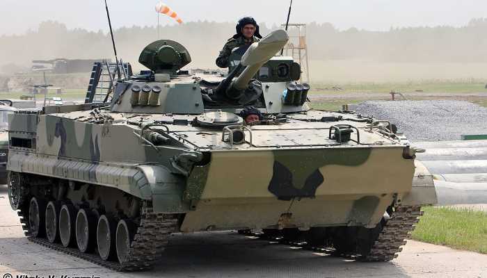 روسيا تعرض مدرعة BMP-3 بمحطة سلاح متحكم فيها عن بعد