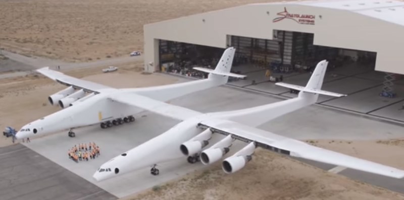 خروج أكبر طائرة نقل في العالم من مرآبها