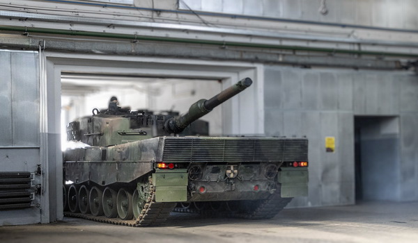 بولندا | إصلاح دبابات ليوبارد 2A4 الأوكرانية بعد أن تضررت خلال العمليات القتالية في جنوب أوكرانيا.
