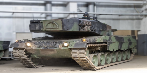 بولندا | إصلاح دبابات ليوبارد 2A4 الأوكرانية بعد أن تضررت خلال العمليات القتالية في جنوب أوكرانيا.