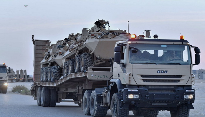 السعودية تدفع بتعزيزات عسكرية إلى الحدود مع اليمن.