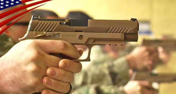 مركز قوات الأمن في سلاح الجو الأمريكي يحصل على مسدسات M18 الجديدة.