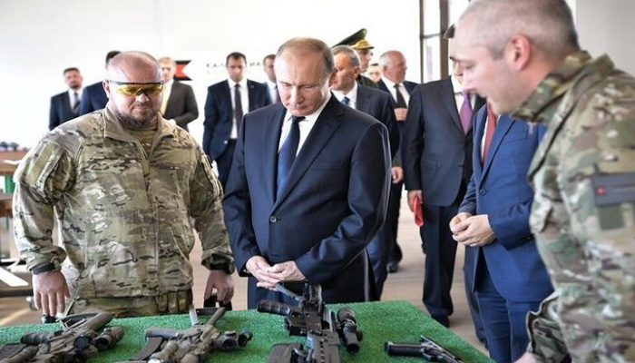 صناع الأسلحة الروس يحتفلون بعيدهم في ذكرى ميلاد ميخائيل كلاشينكوف.