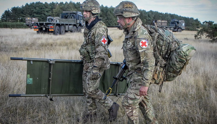 وحدات من الجيش البريطاني تشارك في تدريبات Halberd Dawn لاختبار المهارات الطبية واللوجستية.