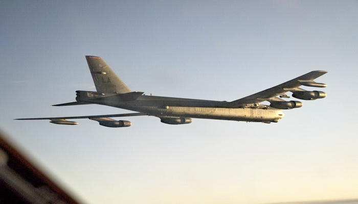 رصد طيران القاذفة الأمريكية B-52 بالقرب من قاعدة حميميم العسكرية الروسية في سوريا.