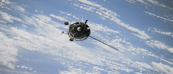 تحطم وإحتراق القمر الصناعي المشترك "كوزموس 2422" الخاص بنظام التحذير من الهجمات الصاروخية.