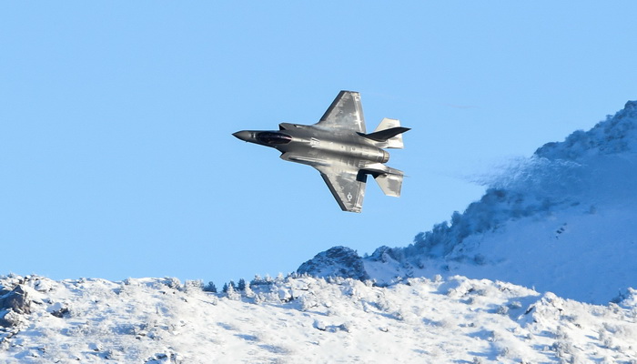 شركة لوكهيد مارتن كورب تستخدم مقاتلات طراز F-35 كأجهزة استشعار لأجهزة اعتراض الدفاع الجوي والقذائف المتكاملة.