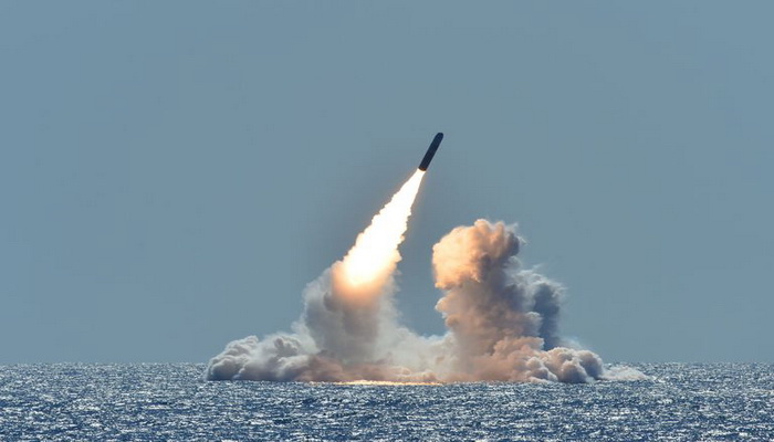 الجيش الأميركي ينشر صاروخ نووي جديد برأس حربي ذو قدرة تدمير منخفضة على متن غواصات طويلة المدى.