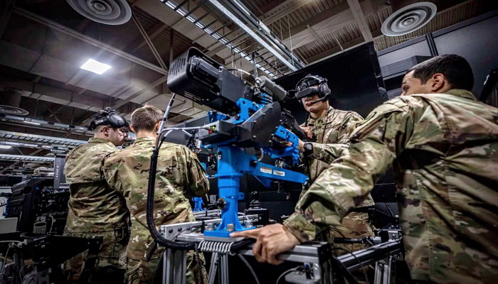 الجيش الأمريكي يوفر تقنية الواقع الافتراضي للمساعدة في تدريب جنوده.