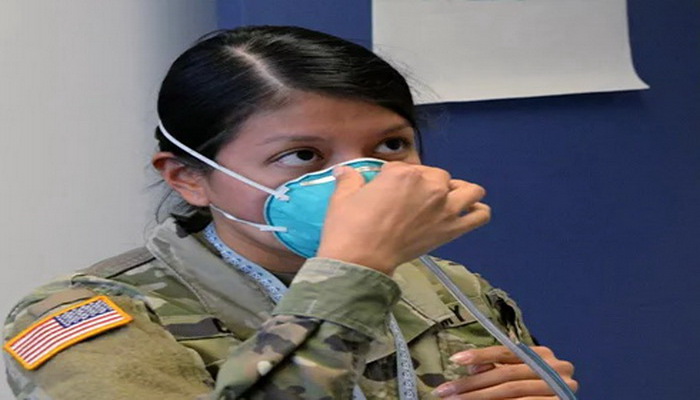 الجيش الأمريكي يصنع أقنعة وجه للأطقم الطبية.