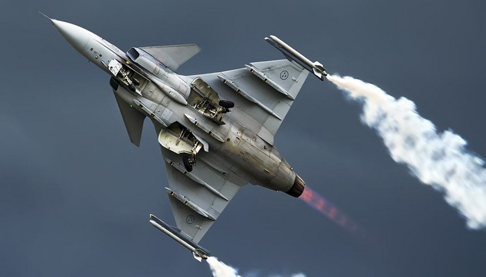 السويد تختبر مقاتلتها الجديدة "جريبين JAS-39E Gripen".