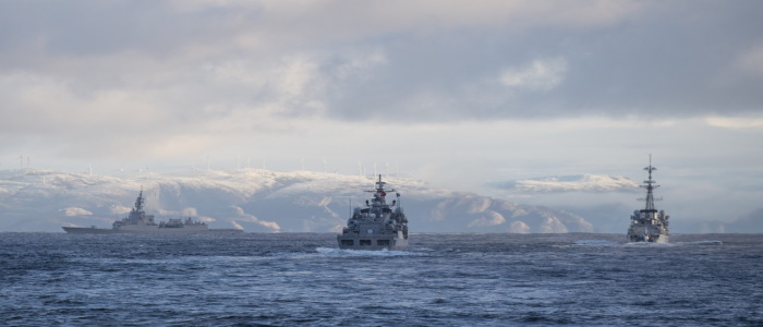 السفن الحربية الأمريكية والبريطانية تجري تدريباً مضاد للغواصات في الدائرة القطبية الشمالية.