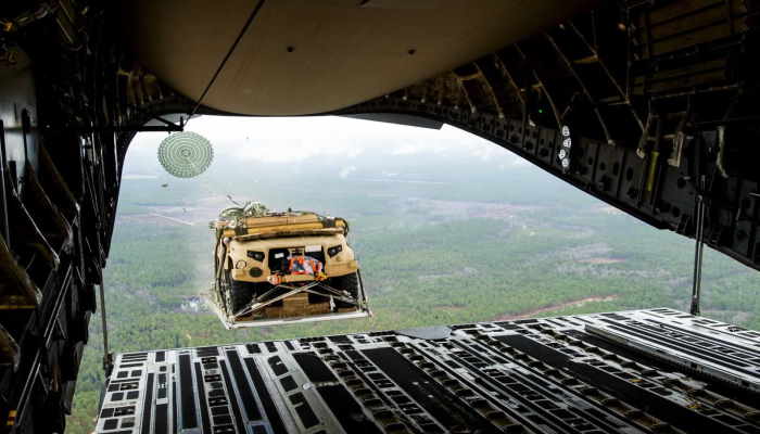 الجيش الأمريكي يوسع قدرات الإسقاط الجوي لعربات JLTV.