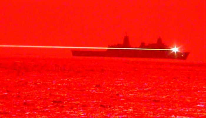 سفينة البحرية البرمائية الأمريكية USS Portland تطلق سلاح ليزر.