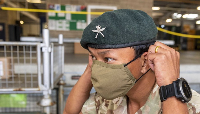 الجيش البريطاني يوزع كمامات طبية واقية مصنعة خصيصاً لمنتسبيه. 