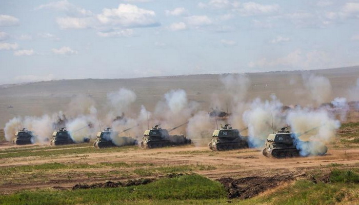 وحدات المدفعية الروسية تجري تدريبات إطلاق نار حي على نطاق واسع في منطقة بريموري. 