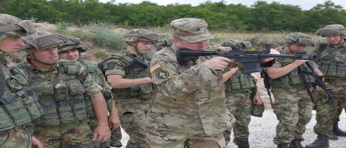 الولايات المتحدة تخطط لمواصلة وتحسين التعاون العسكري مع صربيا.