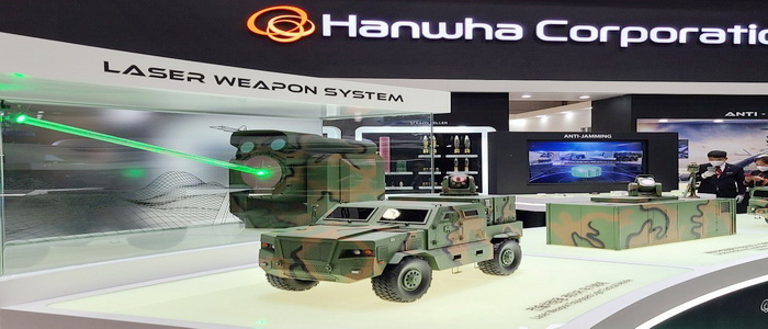 شركة Hanwha تعرض نماذج من أنظمة الأسلحة القائمة على الليزر خلال معرض دفاع DX Korea 2020.