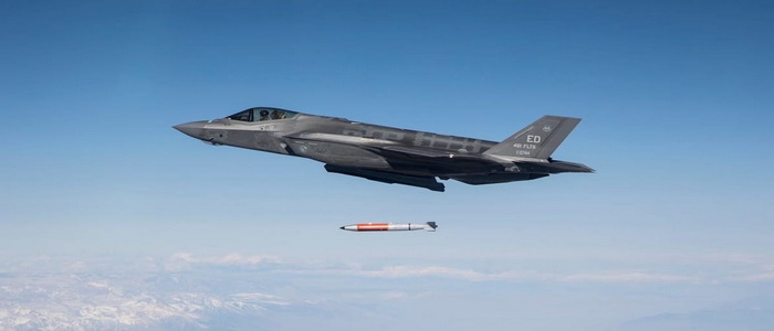 مقاتلة الشبح F-35 الأمريكية تختبر عملياً إسقاط نسخة خاملة من القنبلة النووية B61-12 لأول مرة.