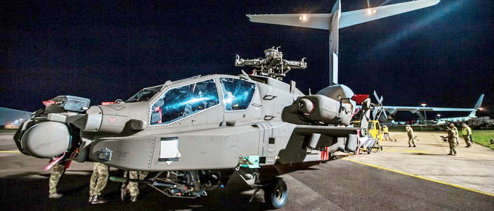 بريطانيا تستقبل أول مروحيات هجومية جديدة من طراز Apache AH-64E.