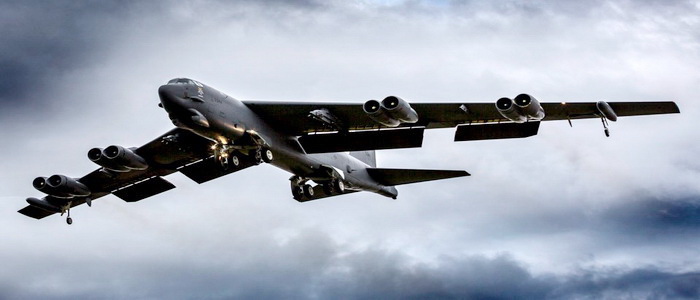 قاذفة أمريكية من نوع B-52 أمريكية تعلن حالة الطوارئ فوق سماء المملكة المتحدة.