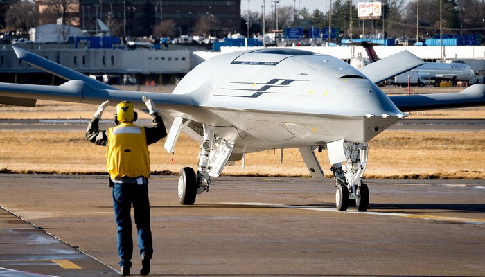 شركة بوينغ والبحرية الأمريكية تجري إختباراً لدرون التزود بالوقود MQ-25 T1.