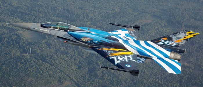أول طائرة محدثة من طراز F-16 Viper مطورة تابعة للقوات الجوية اليونانية تقوم بأول رحلة لها.