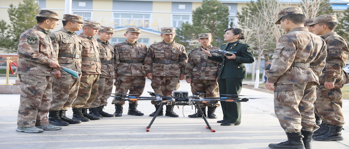 الأكاديمية العسكرية الصينية تدرب طياري طائرات بدون طيار للدفاع الحدودي في شينجيانغ.
