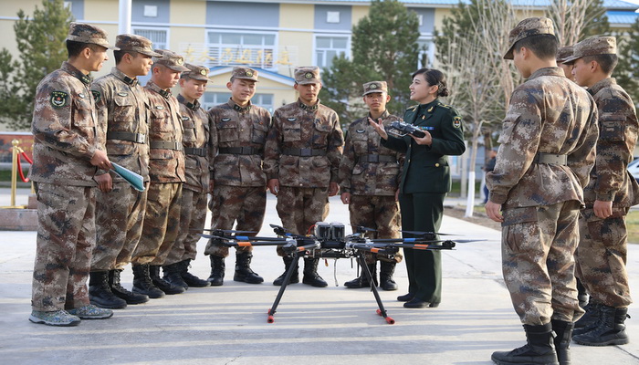 الأكاديمية العسكرية الصينية تدرب طياري طائرات بدون طيار للدفاع الحدودي في شينجيانغ.