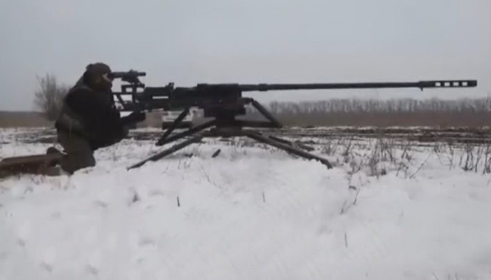 إنفصاليو أوكرانيا المدعومون من روسيا يظهرون بنادق قناص ثقيلة عيار 23 ملم