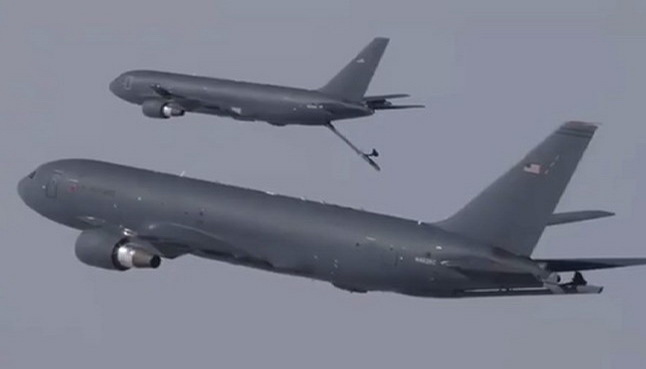 "بوينغ" تنشر فيديو يظهر طائرات كيه سي-46 بيغاسوس تتزود بالوقود من بعضها في الجو