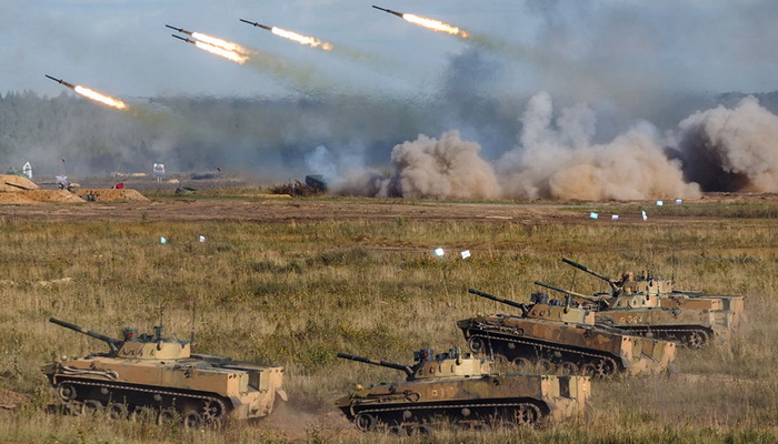 روسيا | تدريبات مكثفة للجيش الروسي بالذخيرة الحية الدقيقة في Zapad-2021 .