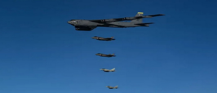 حلف الناتو | طائرات الحلفاء المقاتلة تتكامل مع القوات الجوية الأمريكية B-52s في منطقة البحر الأبيض المتوسط لممارسة تدريبات التكامل الجوي والأرضي مع الدعم الجوي القريب.
