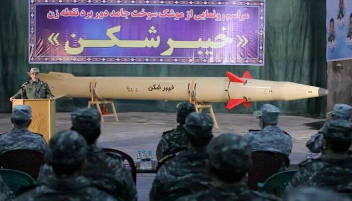 إيران | الحرس الثوري الإسلامي يكشف عن صاروخ باليستي من طراز خيبر شكان بمدى 1450 كلم.