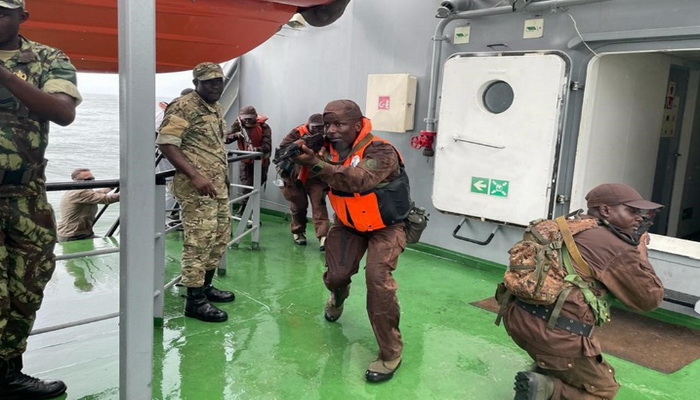 أنغولا | مشاة البحرية يتدربون على طرق مكافحة الأنشطة البحرية غير المشروعة بالشراكة مع مشاة البحرية الأمريكية.