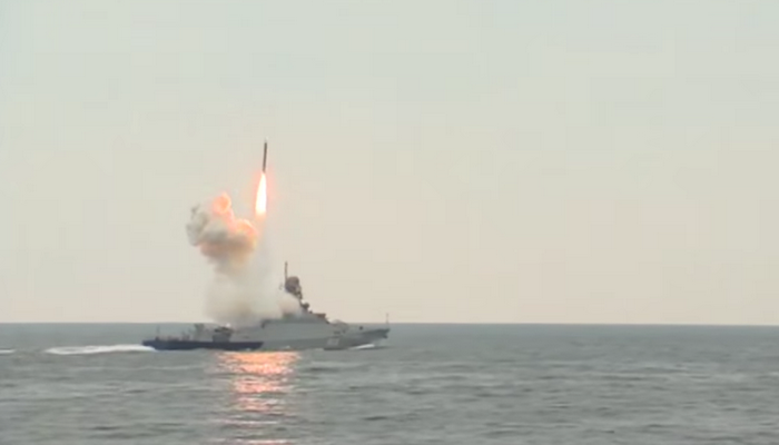 روسيا | الغواصات الروسية تضرب أهدافا بحرية بصواريخ كاليبر كروز في تدريبات في بحر اليابان.