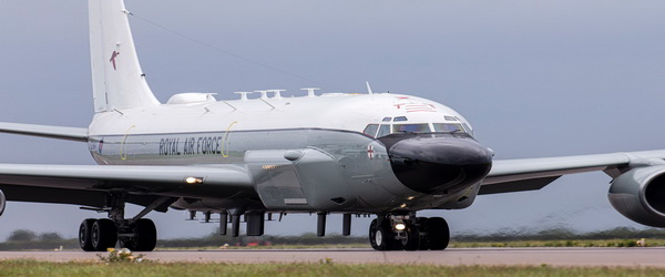 بريطانيا | طائرة استطلاع بريطانية من طراز RC-135 "Rivet Joint" تتعقب الوحدات الروسية في أوكرانيا.