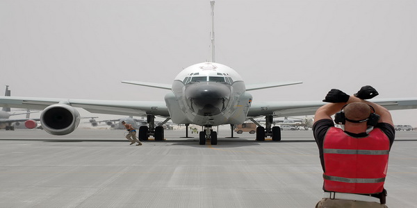 بريطانيا | طائرة استطلاع بريطانية من طراز RC-135 "Rivet Joint" تتعقب الوحدات الروسية في أوكرانيا.
