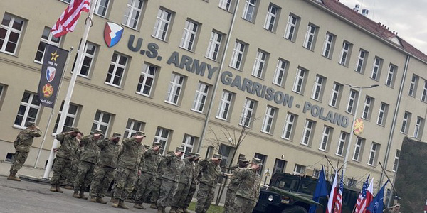 بولندا | تأسيس حامية الجيش الأمريكي في بولندا (USAG-P) ومقر قيادة الفيلق الخامس الأمريكي في معسكر كوسيسوزكو.