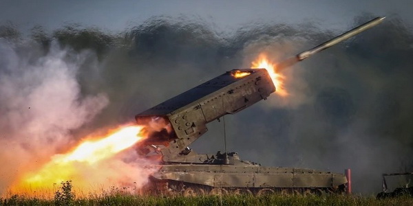 أوكرانيا | القوات الروسية تعلن عن نشر سلاح قاذف اللهب الأيقوني TOS-1A Solntsepek في أوكرانيا.