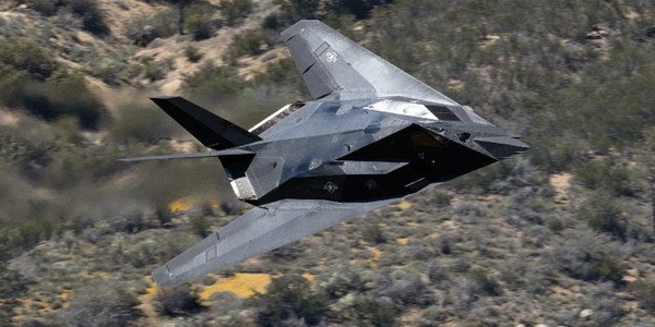 الولايات المتحدة | في انتظار تقاعدها طائرات F-117 المقاتلة الخفية تطير على ارتفاع منخفض نادر الحدوث.