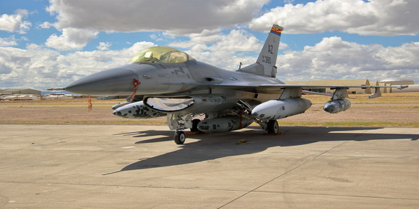 الولايات المتحدة | الطيارون الأوكرانيون يبدأون التدريب على طائرات F-16 في ولاية أريزونا الأمريكية.