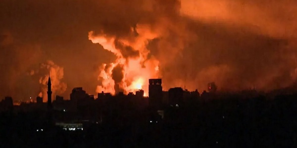 فلسطين | غارات مكثفة على غزة ومستشار نتانياهو يقول سنبدأ الانتقام اعتبارا من هذه الليلة. 