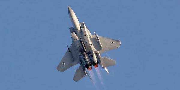 فلسطين | حماس تتصدى لمحاولات توغل  بري والعدو الصهيوني  يعلن مشاركة 100 طائرة مقاتلة حربية في الهجوم على غزة ليلة أمس. 